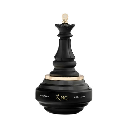 King Check Mate de Lattafa, fragancia gourmand ambarada con ciruela, castaña, especias y ámbar. Poderosa y sofisticada.